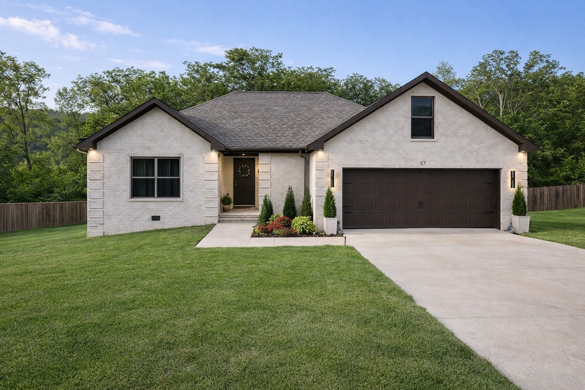 Riverwood Retreat — brick hilltop home in Batesville, Arkansas